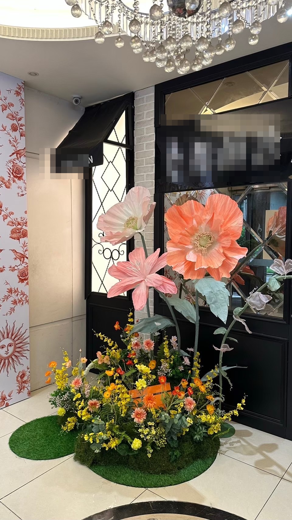 入口大型紙花與地景花藝