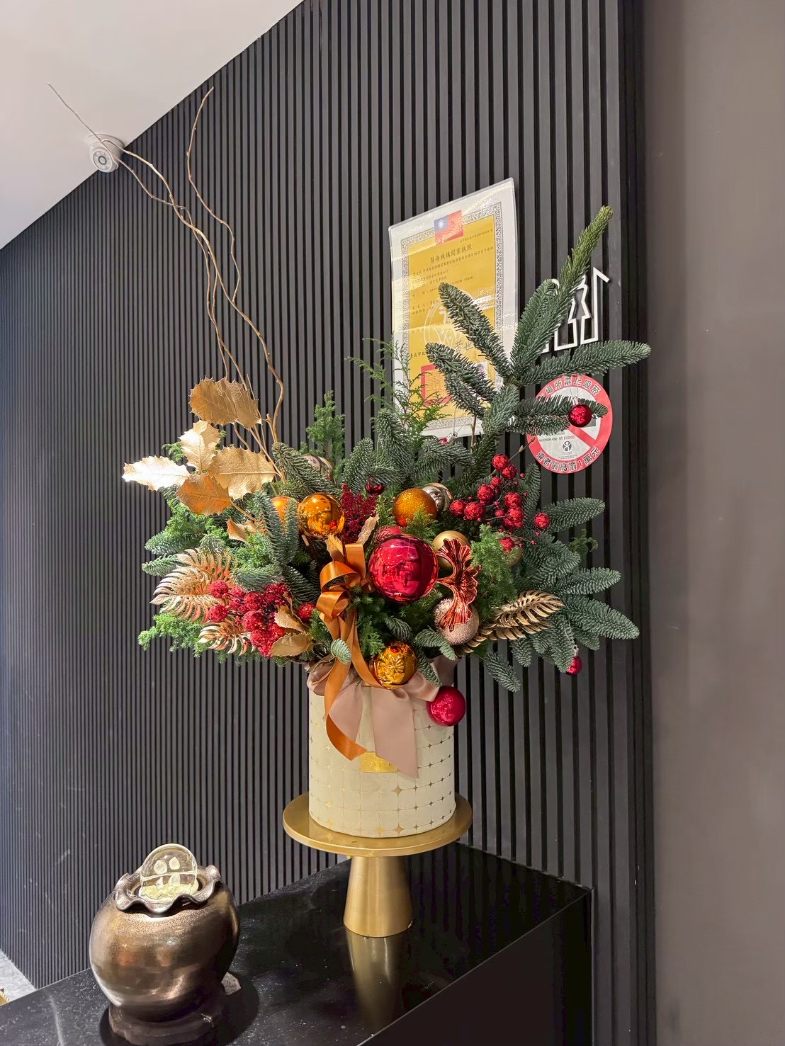 黑色牆面前的聖誕花藝
