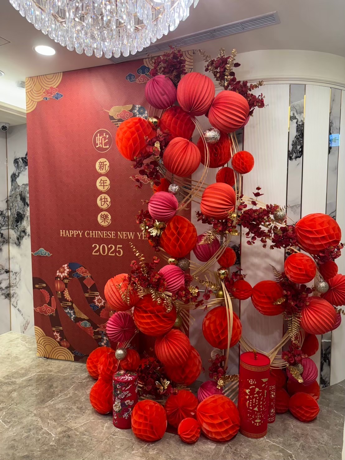 紅色燈籠與金色圓環大型裝置
